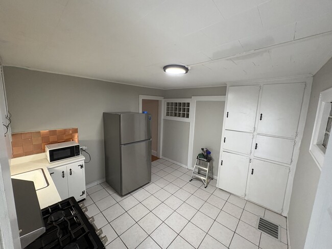Building Photo - 522 Saddle River Rd Unit Fl 1 Apt 1