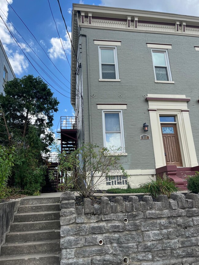 115 E 8th St
