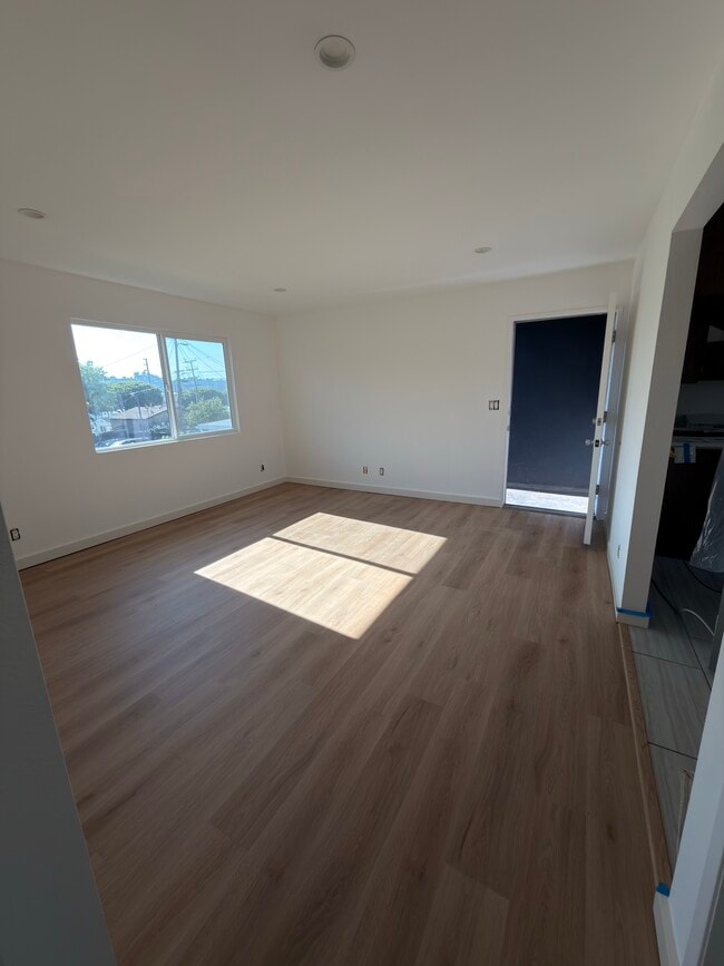 Livingroom a rev - 3019 Chaucer St Unit 3019