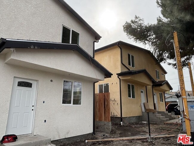 Photo - 1652 Murchison St