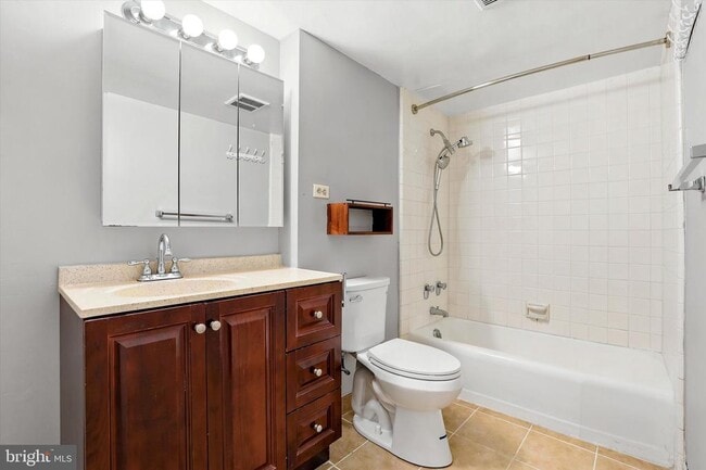 Photo - 604 S Washington Square Unidad 1309