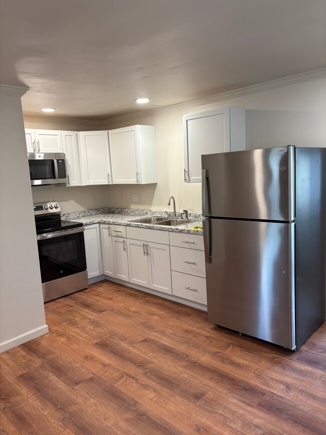 Cocina y electrodomésticos nuevos - 2138 E Damon Ave