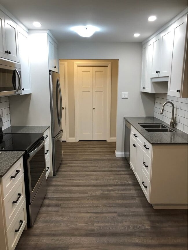 Photo - LIKE NEW! 2 Bedroom Apartment with Parking * St. Thomas * Available NOW Unit 101