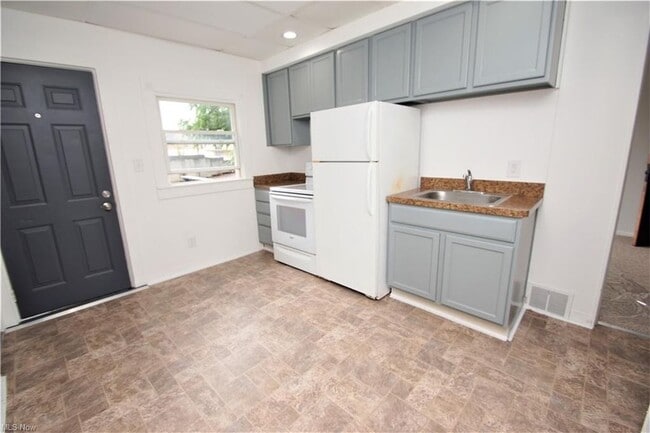 Kitchen - 557 Ohio St Unit Down