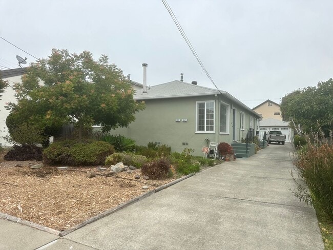 Building Photo - Great natural light on a side by side dupl... Rental