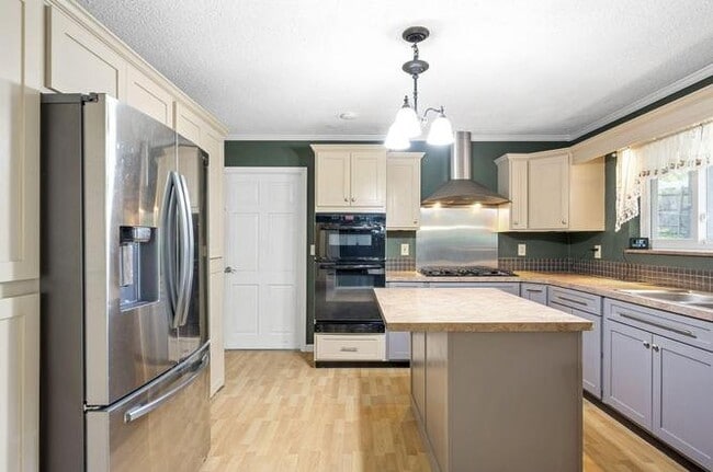 4717 Brentwood Dr