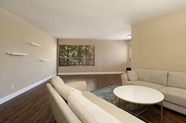 Photo - 10982 Roebling Ave Unidad 323