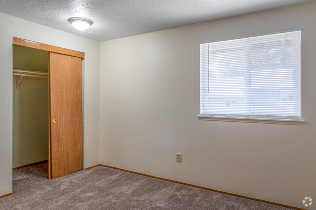 2BR, 2BA, - 1050SF - Bedroom - Windsor Court Apartments