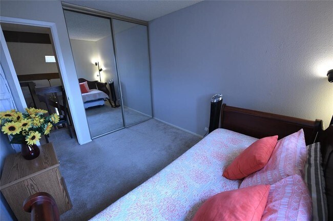 Large Clean Master Bedroom - 13443 Garden Grv