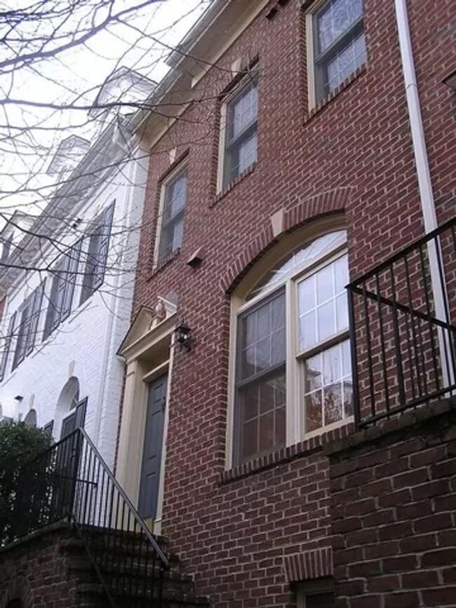 Building Photo - An impeccably maintained and beautifully u... Rental