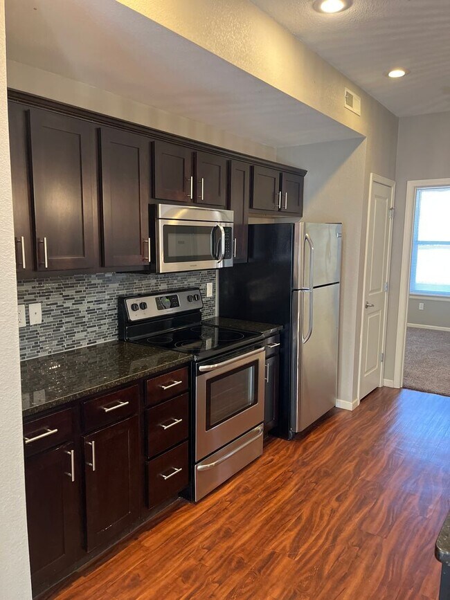 Photo - 2 BEDROOM 2 BATH GREAT LOCATION Unit Walnut D102