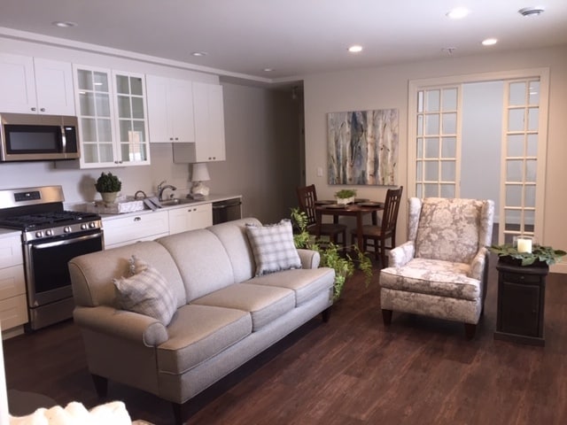 Photo - 110 W 10th St