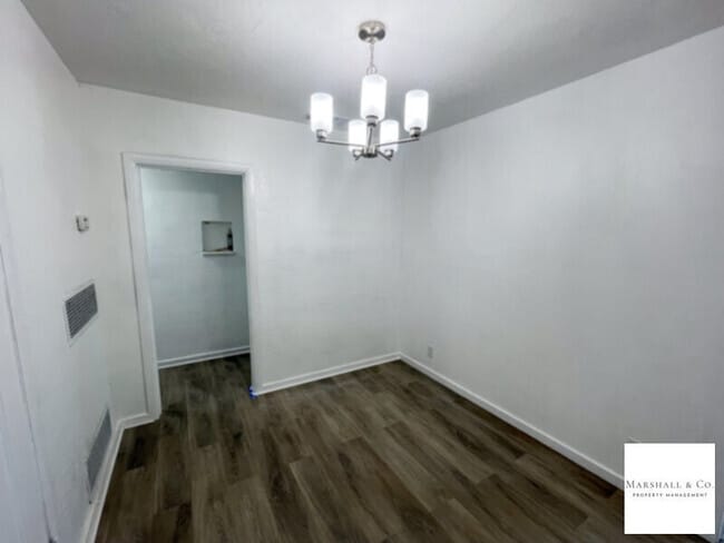 Building Photo - REMODELED TOP FLOOR 2BR/1BA IN SMALL AND Q... Rental