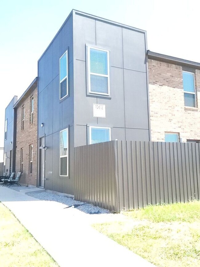 Building Photo - Modern townhouse for rent in Hurst!