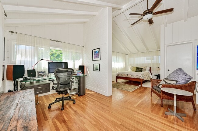 Building Photo - Furnished Master Suite Near Manhattan Beach! All Utilities & Internet Included!