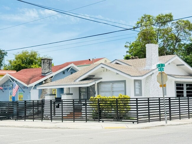 Building Photo - 994 NW 2nd St Unit 994
