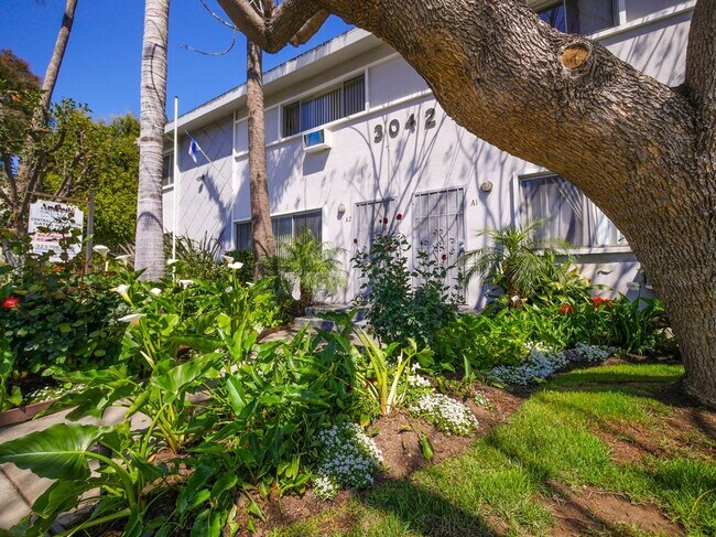 Photo - 3042 Livonia Ave