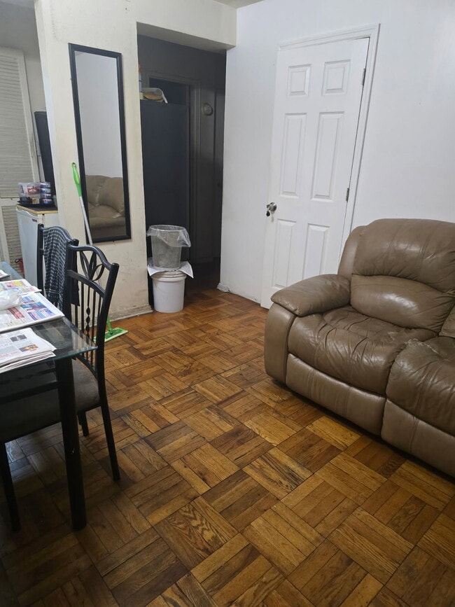 Photo - 41-42 73rd St