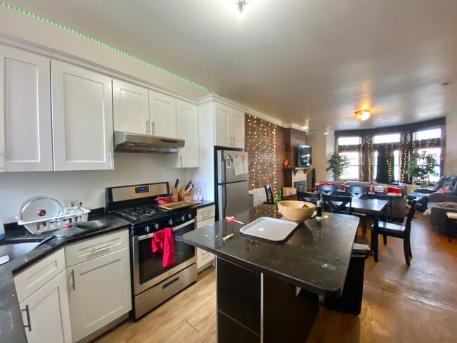 Building Photo - 526 Harvard St Unit 1