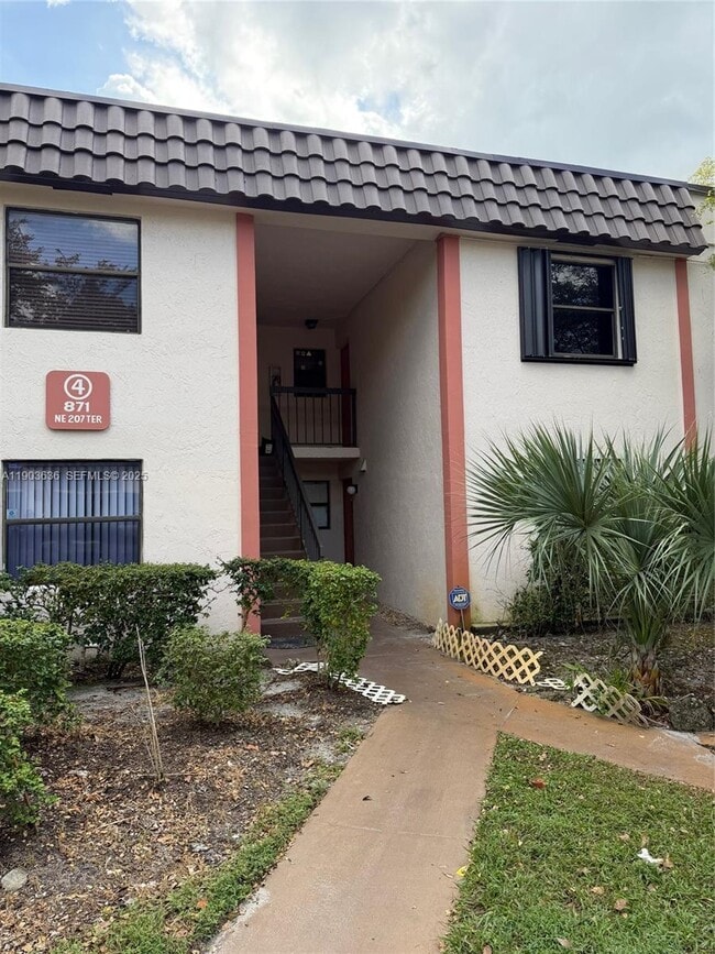 Building Photo - 871 NE 207th Terrace Unit 4-204