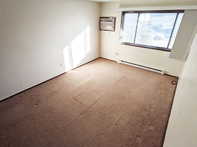 Building Photo - 1 Bedroom 1 bathroom apartment on the seco... Unit RHS LONS-#13