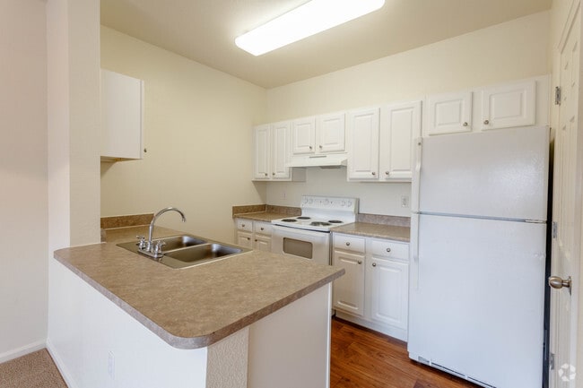 1BD, 1BA - 745 SF