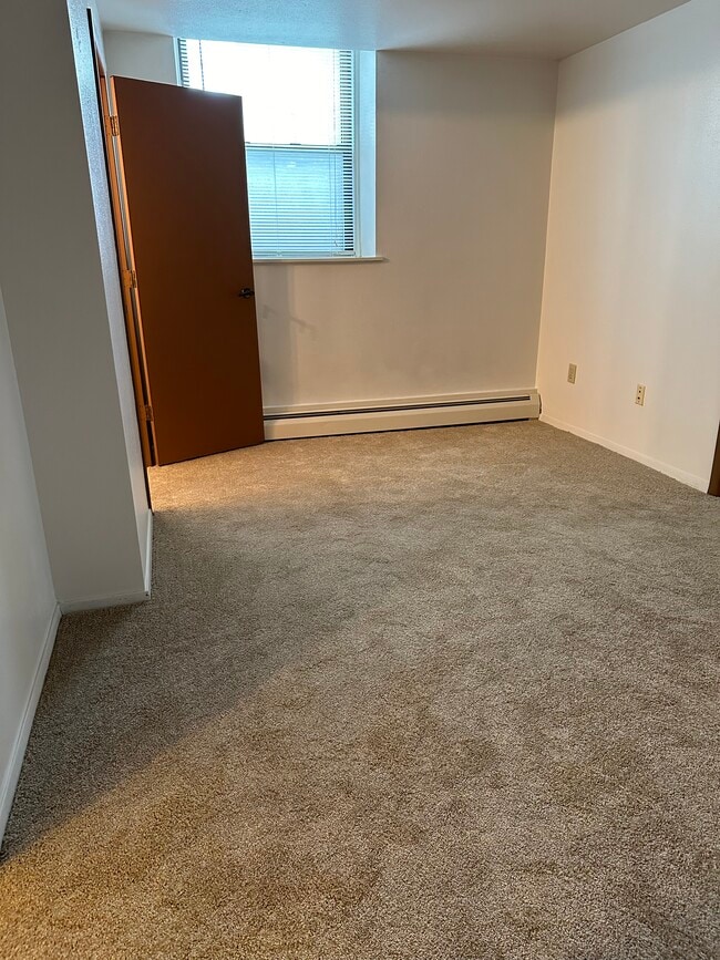 Apt 10 Bedroom - 501 W Franklin Ave