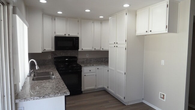 Building Photo - Two Story 4 BR 2.5 BA Condo With 2 Car Garage Unit 3