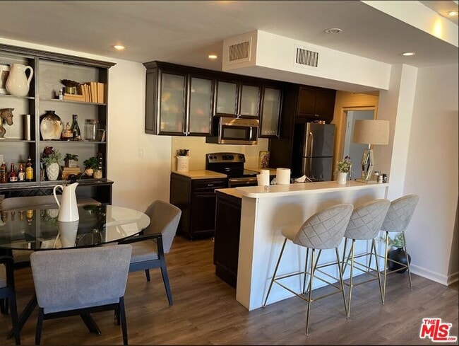 Building Photo - 7250 Franklin Ave Unit 503