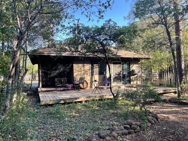 Building Photo - Cozy and convenient, private location, Cot... Rental