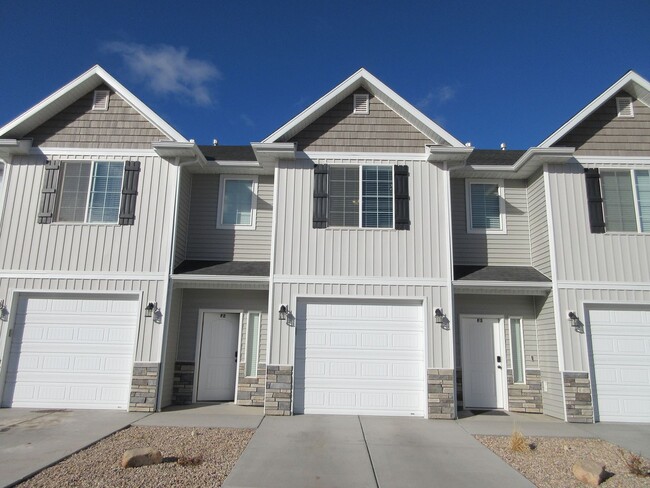 Building Photo - Newer Town home living in the heart of Cedar City!