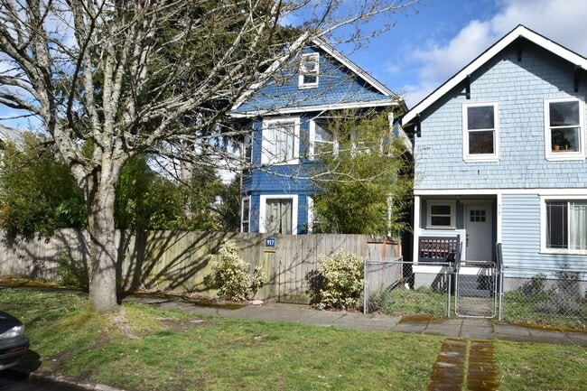 Building Photo - 3 Bedroom 1.5 Bath Hilltop 2 Story Home