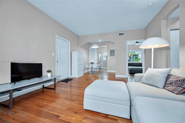 Photo - 1561 Lenox Ave. Unidad 2