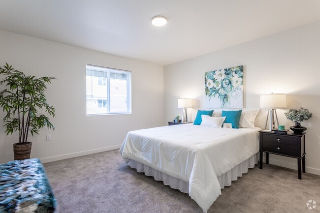 2BR, 2BA - 990 SF