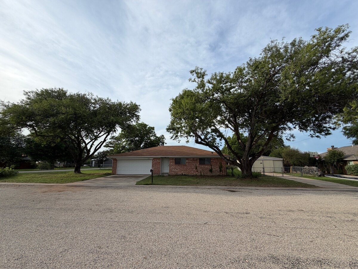 Photo - 798 Scarlet Dr