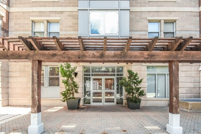 Building Photo - 16 Miner St Unit 303