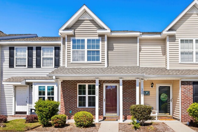 Building Photo - Charming Townhome with Water Views near The Market Common!