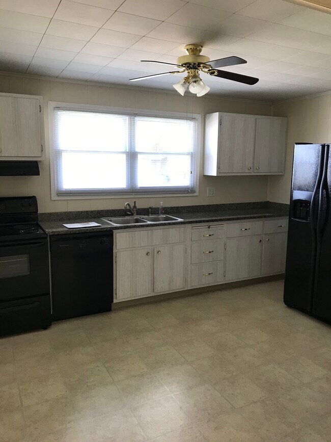 Kitchen - 912 Dawson Ave