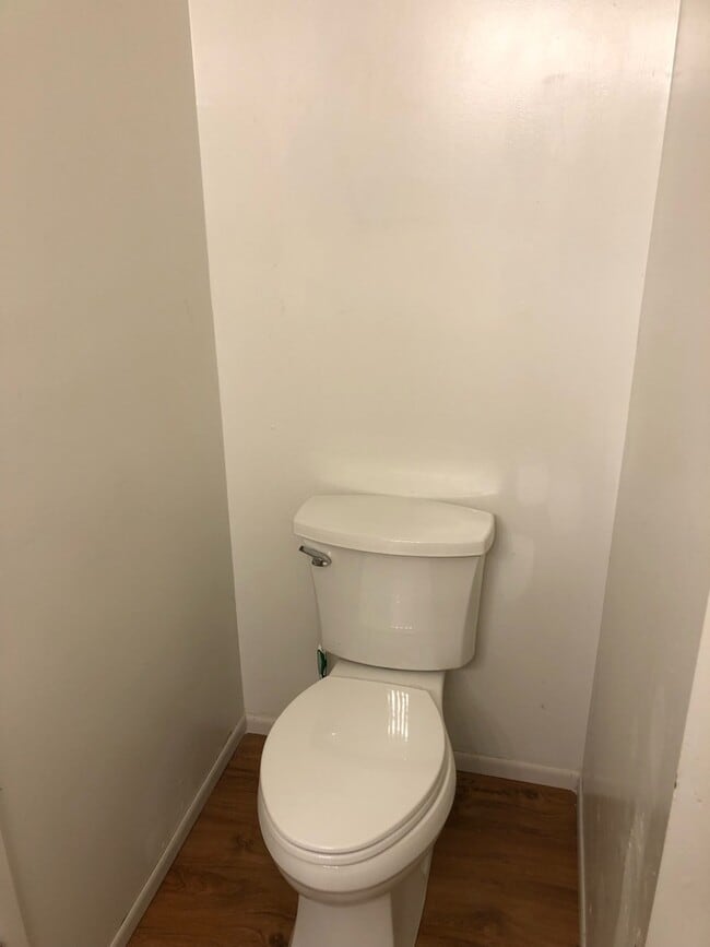 Baño - 219 Railroad St