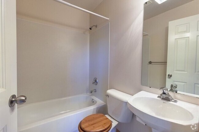 Building Photo - Lovely 3 bed, 2.5 Bathroom Magnolia Tonwnh... Rental