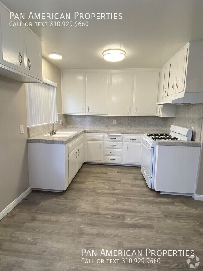Building Photo - 812 N. Azusa-#17 Unit #17 Rental