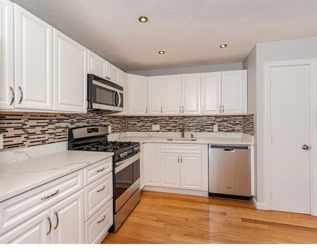 Building Photo - 5 Kenmar Dr Unit 5 Kenmar Drive