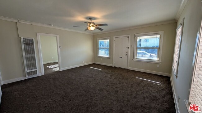 Photo - 1155 W 39th St