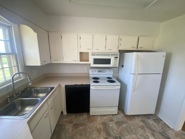 Photo - 3bed/2bath home on a HUGE FENCED LOT!!!!!!!!