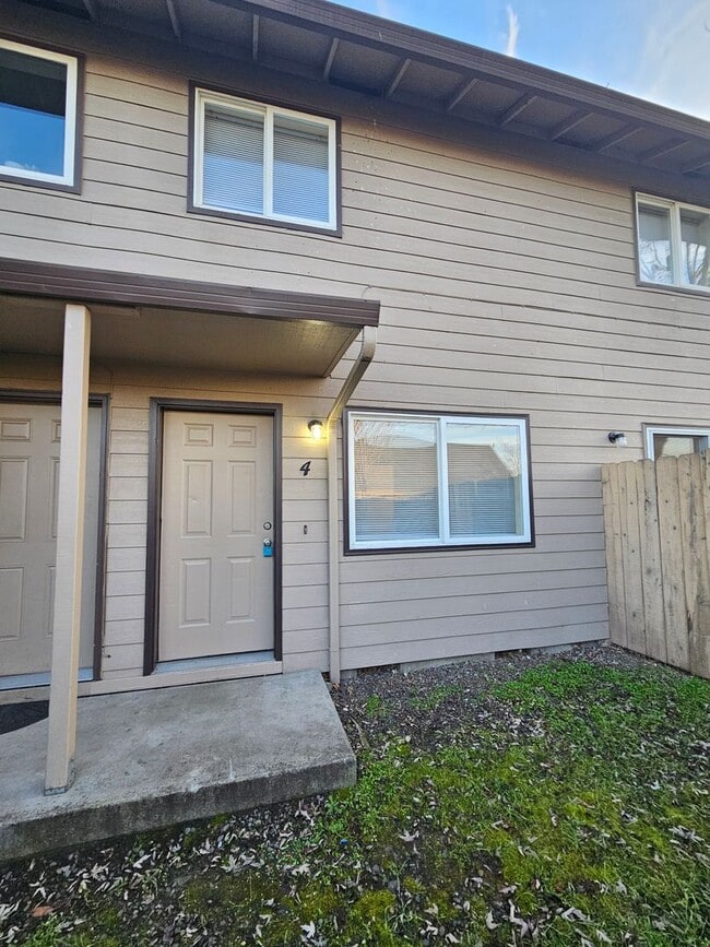 Building Photo - 592 Unit 4