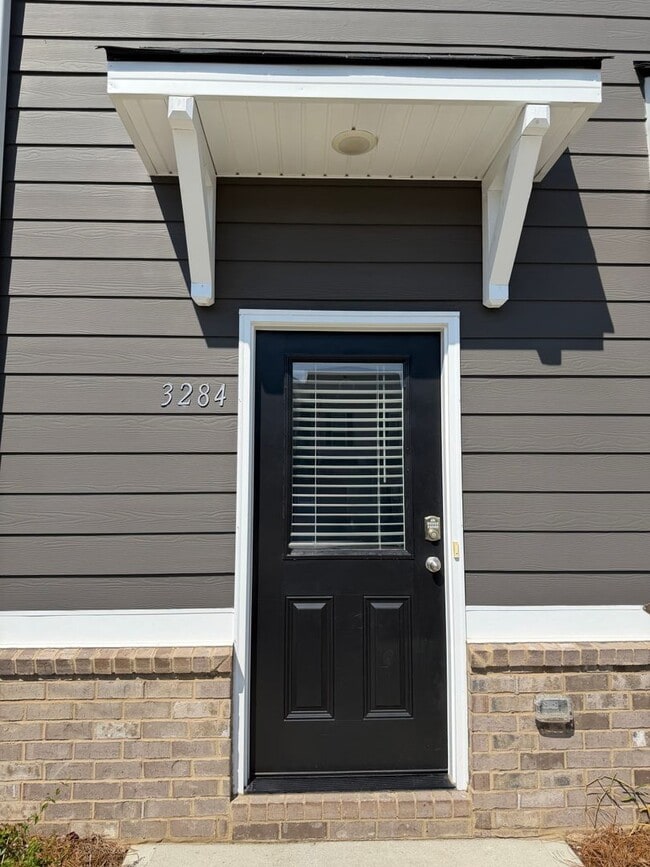 3284 Hamlet Loop