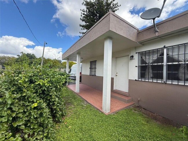 Building Photo - 3220 NW 47th St Unit B