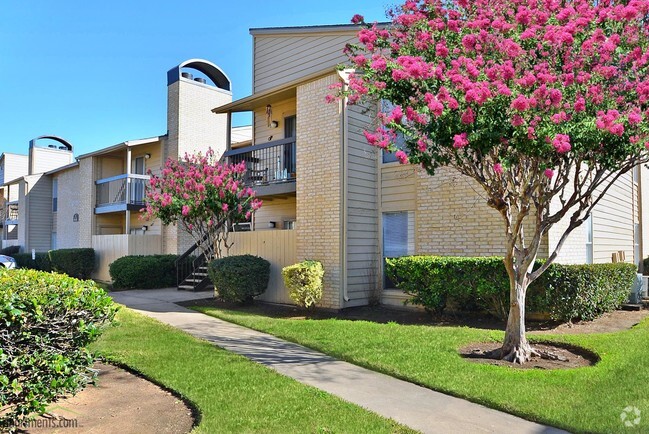 Building Photo - Carriage Glen Apartments