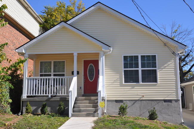 Building Photo - Pink Star- Pre-Leasing Now for the Fall Se... Rental