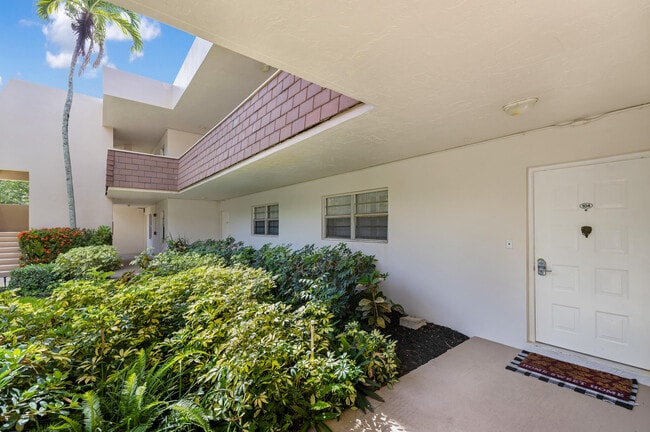 Building Photo - 3621 Oaks Clubhouse Dr Unit 104